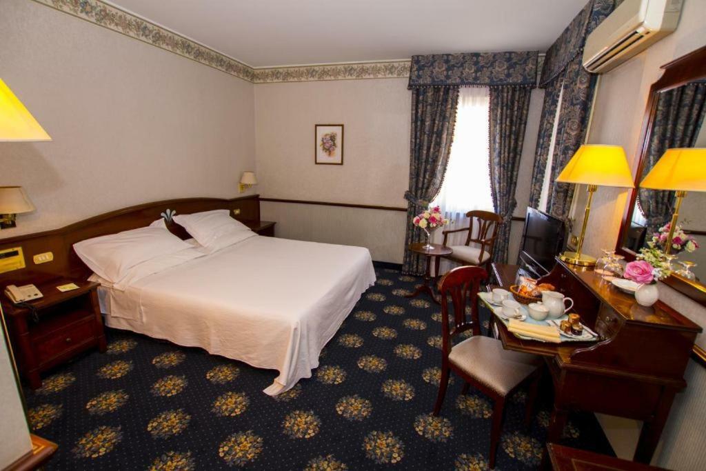 Small Double Room,670064271:JPEG